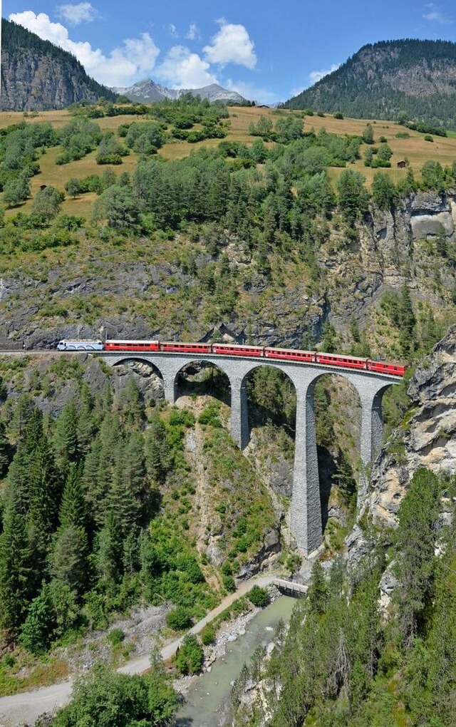 Der Glacier Express  von Zermatt nach ...ber das Landwasserviadukt bei Filisur.  | Foto: Dirk (stock.adobe.com)