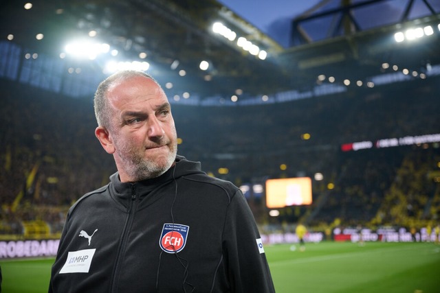 Der Heidenheimer Frank Schmidt ist der...ste Trainer im deutschen Profifuball.  | Foto: Bernd Thissen (dpa)