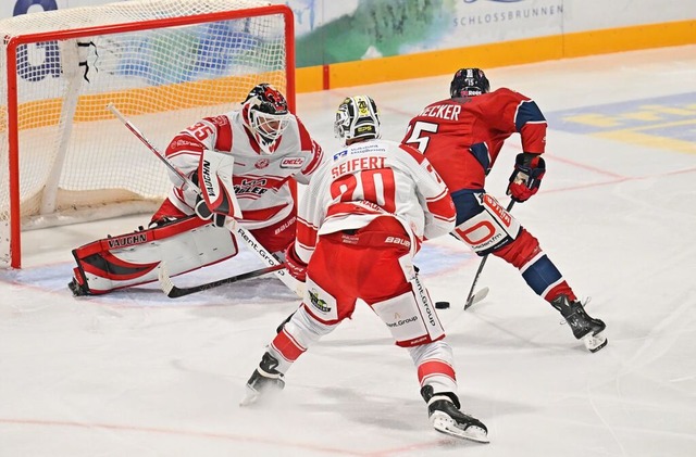 Im ersten Saisonspiel konnte Filip Rei... EHC-Spieler fr unbestimmte Zeit aus.  | Foto: Achim Keller