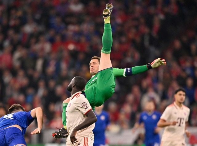 Bei dieser Rettungstat gegen Zagreb verletzt sich Manuel Neuer (oben).  | Foto: Michael Weber/Eibner-Pressefoto/dpa