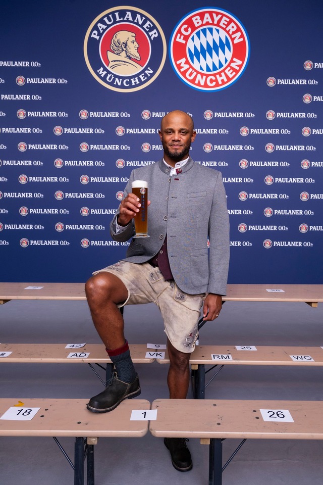 Vincent Kompany in bayerischer Tracht bei einem Sponsoren-Termin.  | Foto: Lennart Preiss/dpa