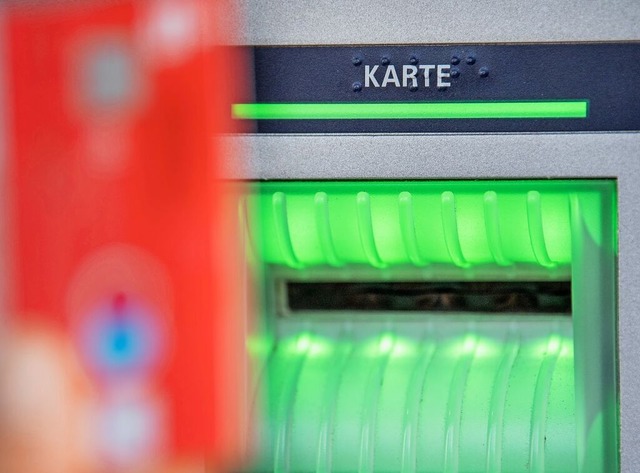 Die Bande brach Geldautomaten mit soge...unter anderem die Feuerwehr verwendet.  | Foto: Fabian Sommer (dpa)