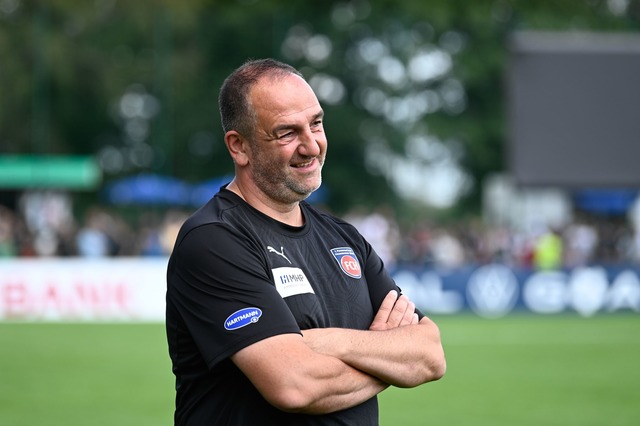 Trainer Frank Schmidt m&ouml;chte mit ... erfolgreichen Saisonstart fortsetzen.  | Foto: Silas Stein/dpa