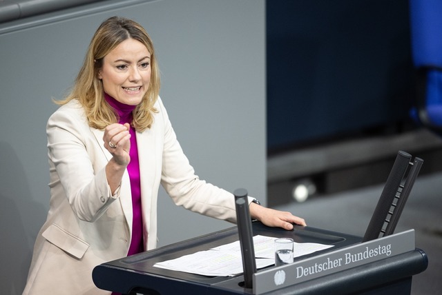 Die Linken-Politikerin Clara B&uuml;ng...uml;chteter Menschen ein. (Archivfoto)  | Foto: Hannes P. Albert/dpa