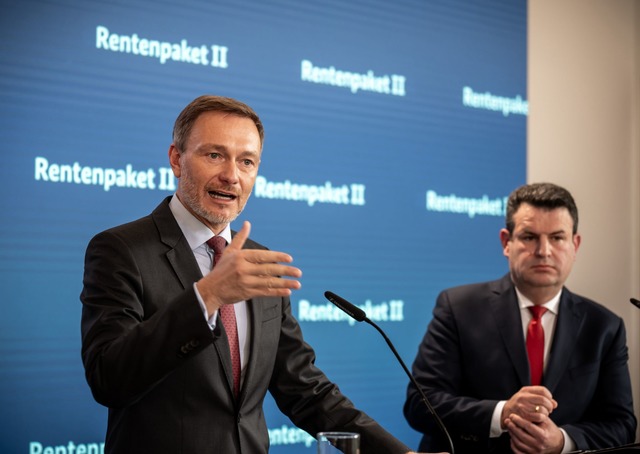 Finanzminister Lindner (l.) und Sozial... Altersvorsorge der Deutschen sichern.  | Foto: Michael Kappeler/dpa