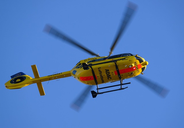 Der Verletzte wird mit einem Rettungsh... in eine Klinik gebracht. (Symbolbild)  | Foto: Robert Michael/dpa