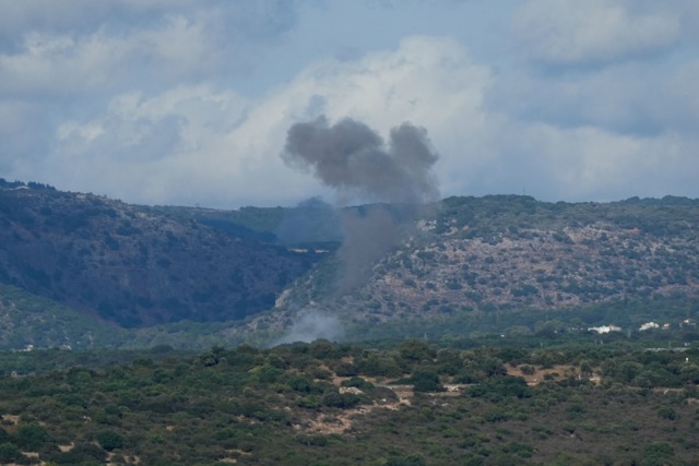 Der gegenseitige Beschuss zwischen Isr...h im Libanon geht unvermindert weiter.  | Foto: Baz Ratner/AP/dpa