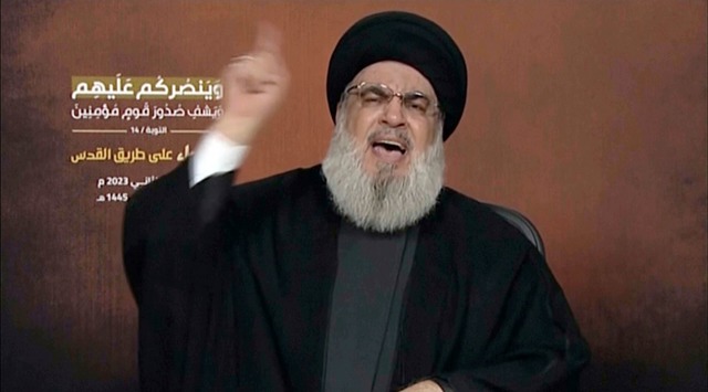 Hisbollah-F&uuml;hrer Hassan Nasrallah droht Israel mit Vergeltung.  | Foto: Uncredited/AP/dpa