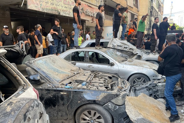 Menschen versammeln sich nach einem is...Angriff in Libanons Hauptstadt Beirut.  | Foto: Bilal Hussein/AP