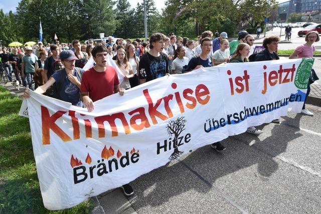 Rund 1600 Menschen demonstrieren in Freiburg mit Fridays for Future fr Klimaschutz