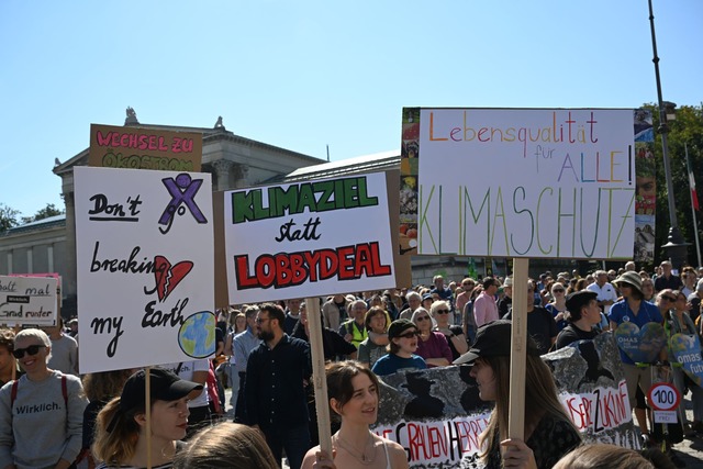 Auch in M&uuml;nchen sind Tausend Anh&... Future auf die Stra&szlig;e gegangen.  | Foto: Felix H&ouml;rhager/dpa