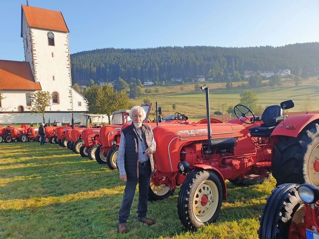 Organisator Jrgen Oelkers aus Celle neben seinem Porsche-Diesel Master  | Foto: Sonja Niederer