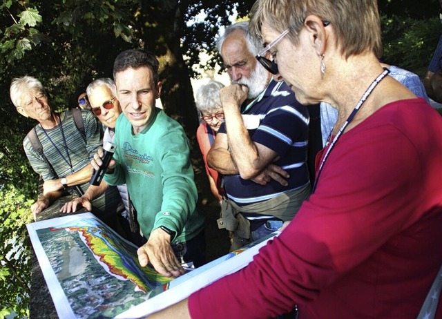 Manuel Schb (Mitte) beschrieb am Ufer... erluterte die vorgesehenen Arbeiten.  | Foto: Rolf Reimann