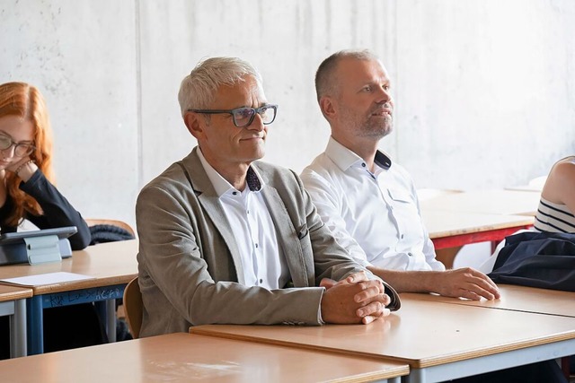 Drcken die Schulbank: Mllheims Brge...r und Landrat Christian Ante (rechts).  | Foto: Volker Mnch