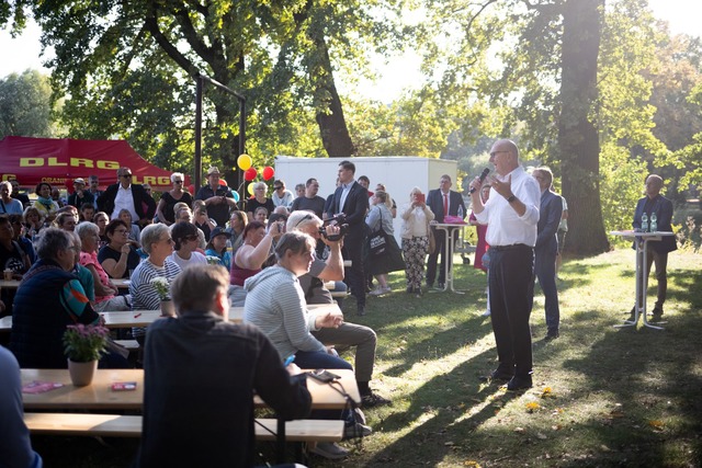 Woidke spricht beim Wahlkampfabschluss... in Oranienburg vor rund 200 Menschen.  | Foto: Sebastian Christoph Gollnow/dpa