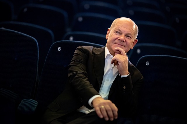 Bundeskanzler Olaf Scholz (SPD) lobt i...e seines Parteifreunds Dietmar Woidke.  | Foto: Fabian Sommer/dpa