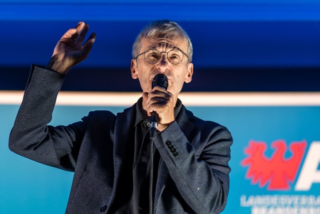 AfD-Spitzenkandidat Hans-Christoph Ber...bschluss seiner Partei in Cottbus auf.  | Foto: Frank Hammerschmidt/dpa