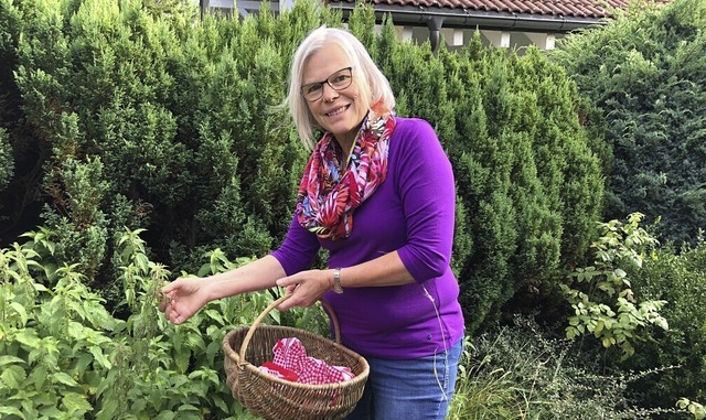 Edith Keler aus Lenzkirch beim Sammeln von Brennnesselsamen in ihrem Garten  | Foto: Ursula Harder