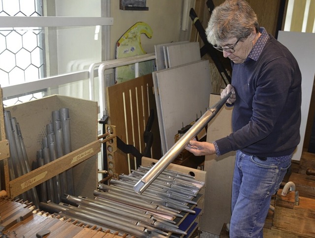 Orgelbaumeister Heinz Jger inspiziert die Orgelpfeifen.  | Foto: Christiane Sahli