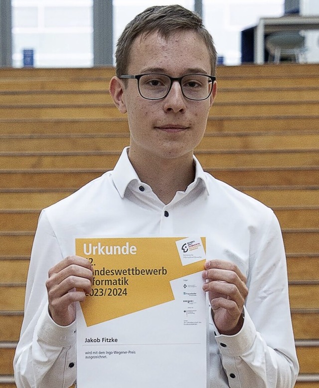 Jakob Fitzke mit der Siegerurkunde  | Foto: Check24