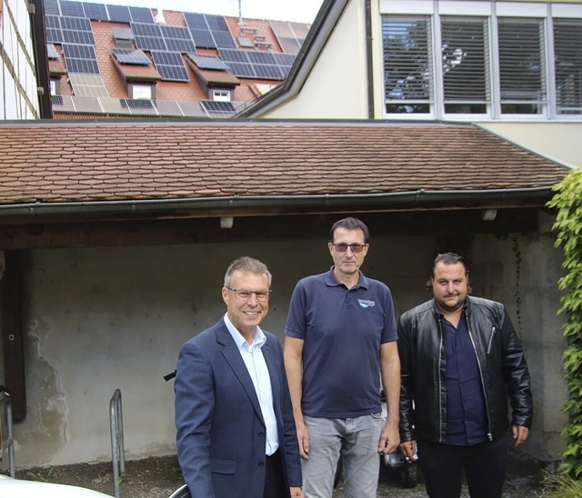 Die neue Solaranlage auf dem Dach des ..., zeigen sich begeistert (von links).   | Foto: Horst David