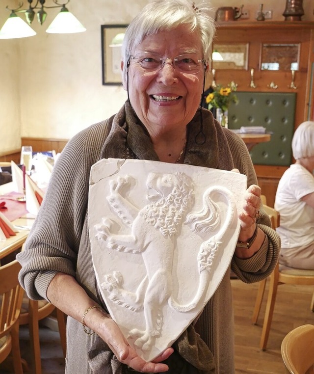 Inge Hemberger mit einem Abguss des Habsburger Wappens  | Foto: Michael Gottstein