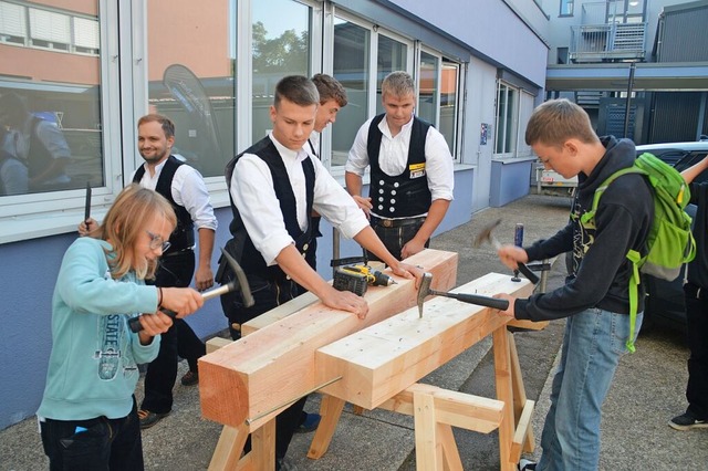 Bei den Zimmerern knnen die Jugendlichen den Nagel auf den Kopf treffen.  | Foto: Edgar Steinfelder