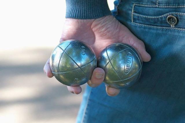 Im Reich der Metallkugeln: Wer spielt eigentlich Boule beim Freiburger Seepark?