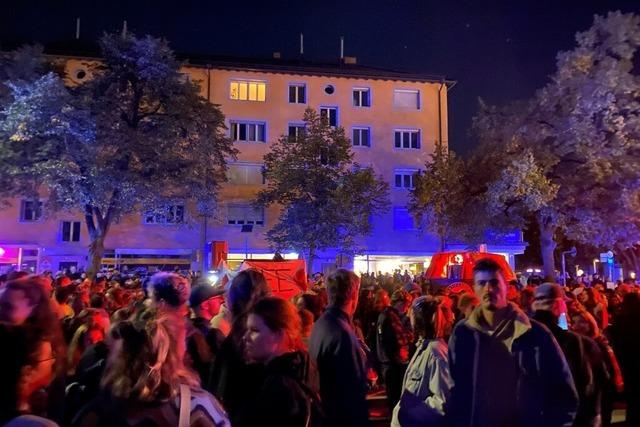 Nachttanzdemo in Freiburg-Sthlinger blockiert Eschholzstrae – Hunderte feiern und demonstrieren