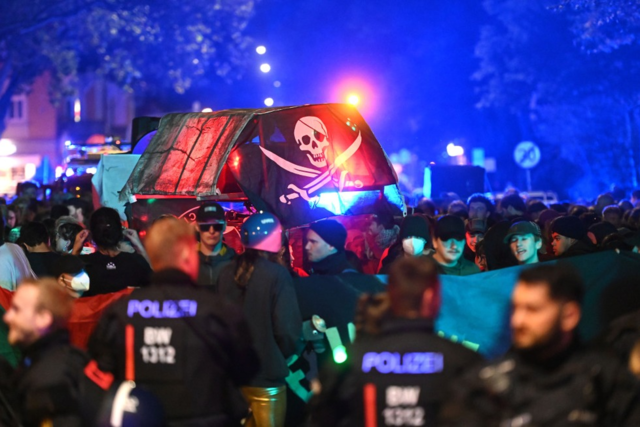 Nachttanzdemo in Freiburg blockiert Eschholzstrae - Hunderte feiern und demonstrieren