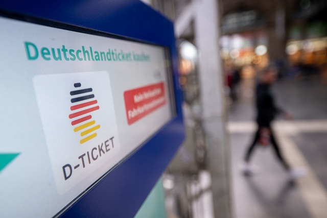 Etliche Menschen wollen nicht mehr als...uuml;r das Deutschlandticket bezahlen.  | Foto: Sebastian Gollnow/dpa