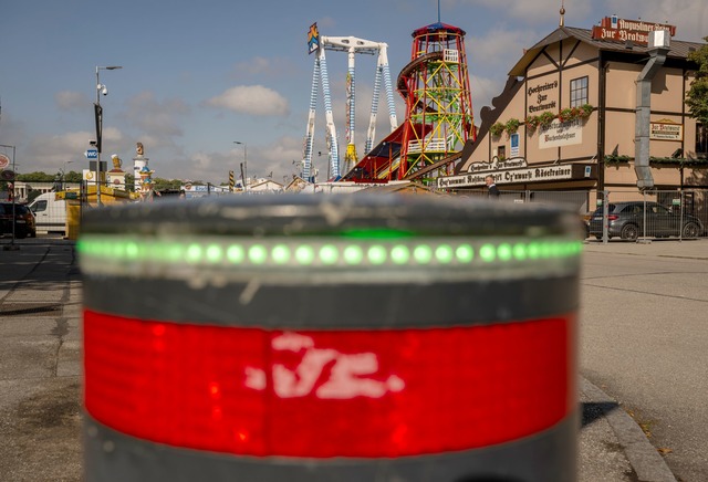 Versenkbare Poller sollen die Zufahrten zum Festgel&auml;nde sch&uuml;tzen.  | Foto: Peter Kneffel/dpa