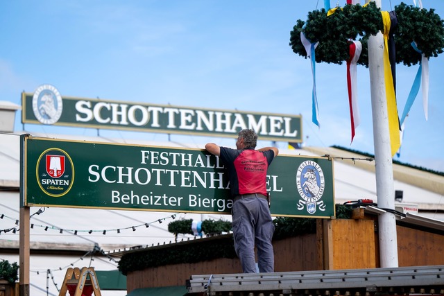 Im Schottenhamel zapft der Oberb&uuml;rgermeister am Samstag das erste Fass an.  | Foto: Lennart Preiss/dpa