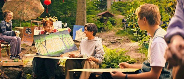 Ida (Emilia Maier, Mitte) und ihre Fre...ion den Wald nahe ihrer Schule retten.  | Foto: Kordes & Kordes Film / LEONINE Studios