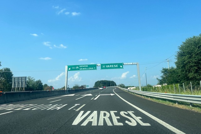 Die Autostrada zwischen Mailand und Va...r die erste moderne Autobahn der Welt.  | Foto: Christoph Sator/dpa