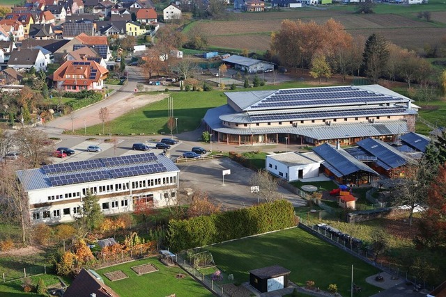 Auf dem Dach der Grundschule und jenem...agen immer noch relevante Strommengen.  | Foto: Christoph Breithaupt