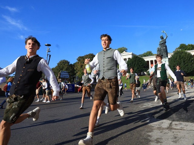 Oktoberfestbesucher strmen auf die Festwiese.  | Foto: Karl-Josef Hildenbrand (dpa)