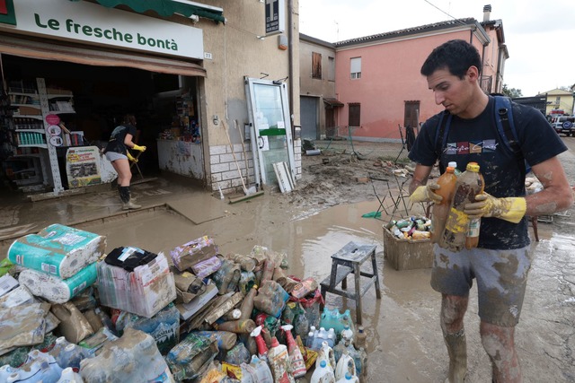 Rom stellt 20 Millionen Euro an Soforthilfe zur Verf&uuml;gung.  | Foto: Fabrizio Zani/LaPresse/AP/dpa