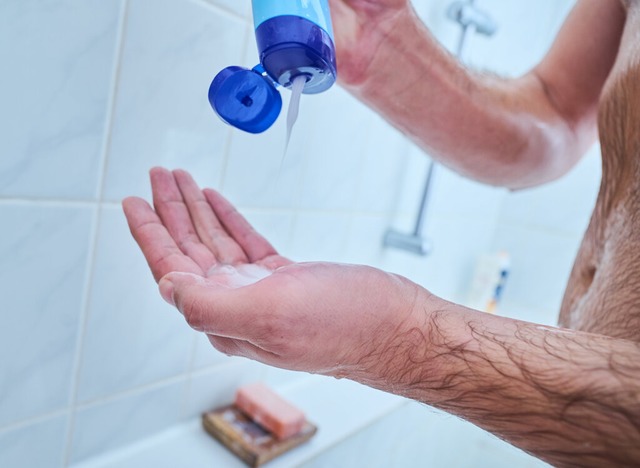 Shampoos mit Koffein knnen Haarverlus...ht aufhalten.<Bildquelle></Bildquelle>  | Foto: Annette Riedl (dpa)