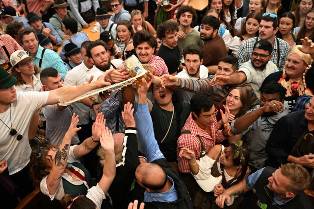 Der Kampf ums erste Bier.<Bildquelle></Bildquelle>  | Foto: Felix Hrhager (dpa)