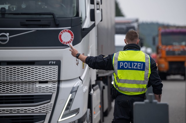 L&auml;ngere Staus an den Grenzen vers...ndespolizei zu vermeiden. (Archivbild)  | Foto: Harald Tittel/dpa