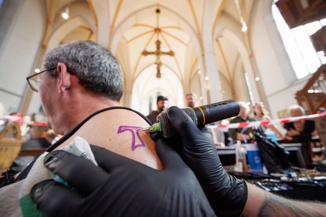 In der Johanniskirche in Osnabr&uuml;ck werden kostenlose Tattoos angeboten.  | Foto: Friso Gentsch/dpa