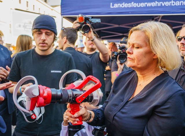 Nancy Faeser (SPD) bei dem zweiten Bev...nd Engagement im Ehrenamt informieren.  | Foto: Andreas Arnold/dpa