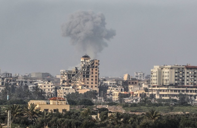 Rauch steigt nach einem Luftangriff in der Stadt Gaza auf. (Archivbild)  | Foto: Abed Rahim Khatib/dpa