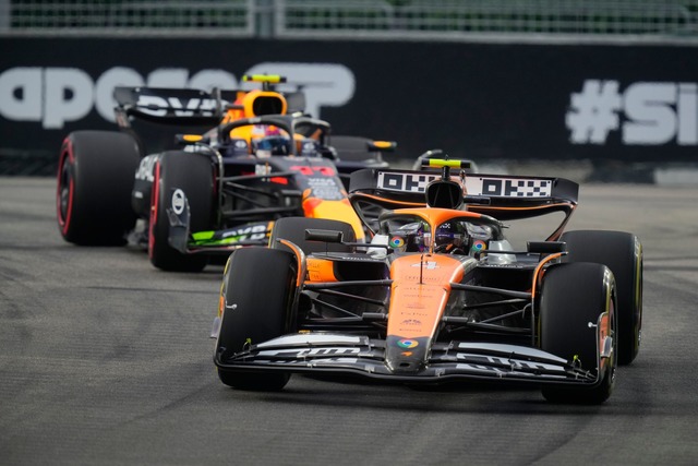 Lando Norris rast in Singapur zur Pole.  | Foto: Vincent Thian/AP/dpa