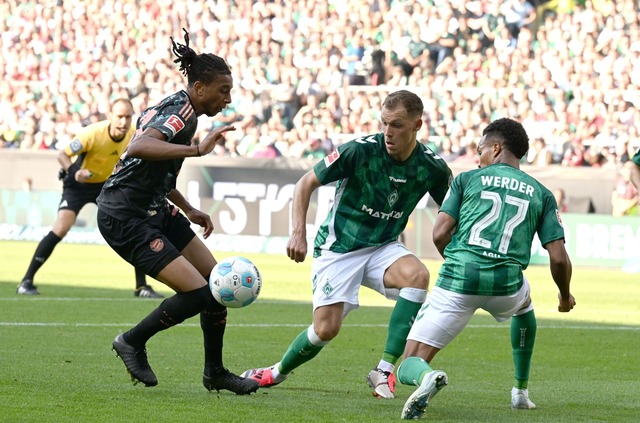 Michael Olise (l) brachte Bayern M&uuml;nchen fr&uuml;h in F&uuml;hrung.  | Foto: Carmen Jaspersen/dpa