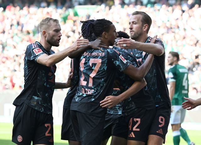 Die Bayern-Spieler hatten in Bremen allen Grund zum Jubeln.  | Foto: Carmen Jaspersen/dpa