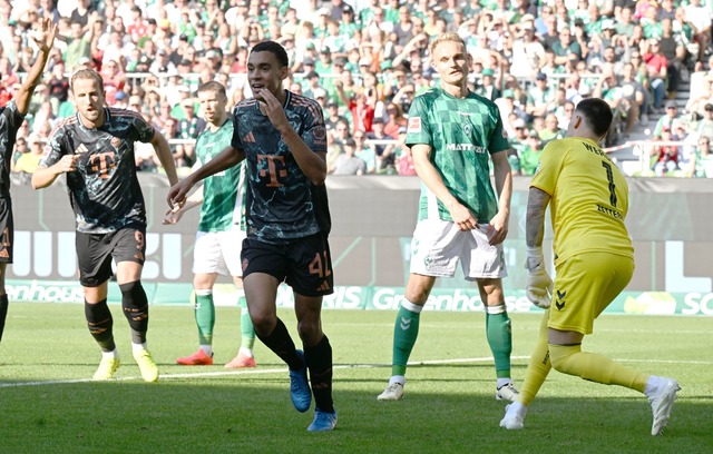 Jamal Musiala (M) traf auch gegen Werder Bremen.  | Foto: Carmen Jaspersen/dpa