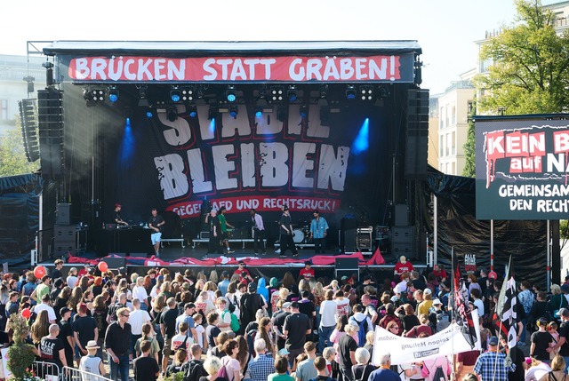 Unter dem Motto "Stabil bleiben - gege...m eine Kundgebung mit Konzerten statt.  | Foto: Annette Riedl/dpa