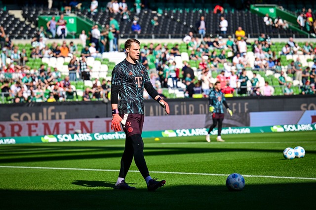 Manuel Neuer musste in Bremen nach dem Aufw&auml;rmen doch passen.  | Foto: Sina Schuldt/dpa